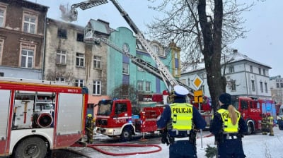 Pożar w kamienicy w centrum Jeleniej G&oacute;ry. Ogniem zajęły się śmieci leżące obok pieca