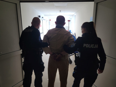 Pod wpływem alkoholu uciekał przed policją. Pościg zakończył się wypadkiem, policjanci w szpitalu - 0