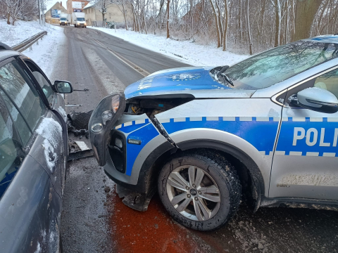 Pod wpływem alkoholu uciekał przed policją. Pościg zakończył się wypadkiem, policjanci w szpitalu - 1