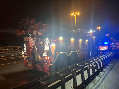 Samochód wpadł do Odry we Wrocławiu. Nurkowie sprawdzali wrak pojazdu [ZDJĘCIA] - 0