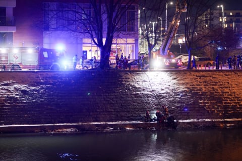 Samochód wpadł do Odry we Wrocławiu. Nurkowie sprawdzali wrak pojazdu [ZDJĘCIA] - 4