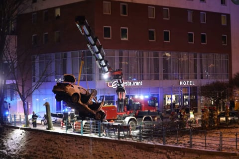 Samochód wpadł do Odry we Wrocławiu. Nurkowie sprawdzali wrak pojazdu [ZDJĘCIA] - 9