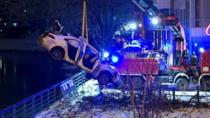 Samoch&oacute;d wpadł do Odry we Wrocławiu. Nurkowie sprawdzali wrak pojazdu