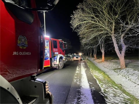 Poważny wypadek na wyjeździe z Oleśnicy. Zderzyły się trzy samochody osobowe [ZDJĘCIA] - 0