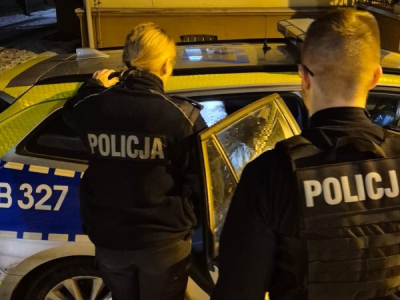 Uderzył w zaparkowany samoch&oacute;d, a potem zdewastował go metalową rurą. 27-latek uciekł na widok policjant&oacute;w