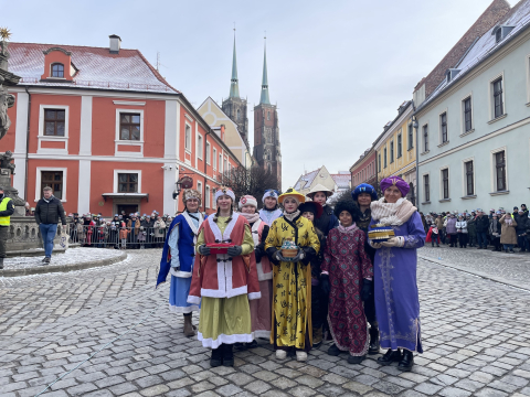 Orszak Trzech Króli przeszedł przez Wrocław. Kolorowy korowód dotarł do Rynku [ZDJĘCIA] - 0