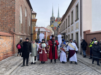 Orszak Trzech Króli przeszedł przez Wrocław. Kolorowy korowód dotarł do Rynku [ZDJĘCIA] - 12