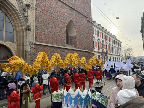Orszak Trzech Króli przeszedł przez Wrocław. Kolorowy korowód dotarł do Rynku [ZDJĘCIA] - 10