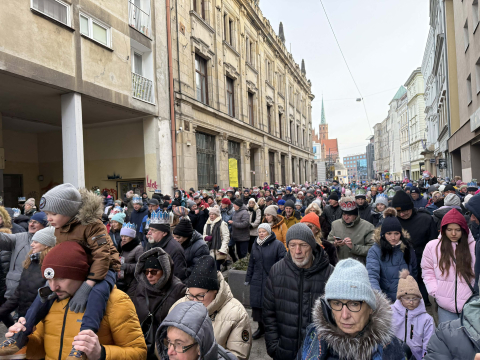 Orszak Trzech Króli przeszedł przez Wrocław. Kolorowy korowód dotarł do Rynku [ZDJĘCIA] - 13