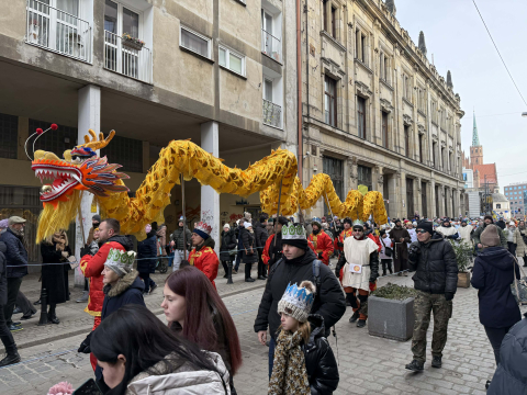 Orszak Trzech Króli przeszedł przez Wrocław. Kolorowy korowód dotarł do Rynku [ZDJĘCIA] - 14