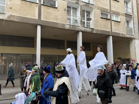 Orszak Trzech Króli przeszedł przez Wrocław. Kolorowy korowód dotarł do Rynku [ZDJĘCIA] - 17