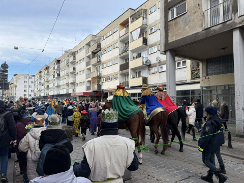 Orszak Trzech Króli przeszedł przez Wrocław. Kolorowy korowód dotarł do Rynku [ZDJĘCIA] - 18
