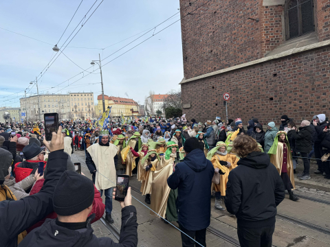 Orszak Trzech Króli przeszedł przez Wrocław. Kolorowy korowód dotarł do Rynku [ZDJĘCIA] - 5
