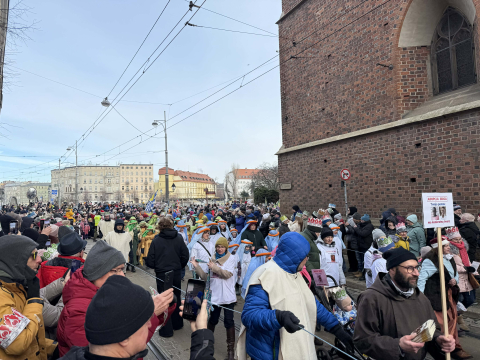 Orszak Trzech Króli przeszedł przez Wrocław. Kolorowy korowód dotarł do Rynku [ZDJĘCIA] - 7