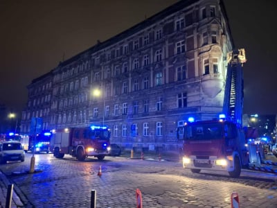 Pożar w kamienicy we Wrocławiu. Trzy osoby trafiły do szpitala [ZDJĘCIA]