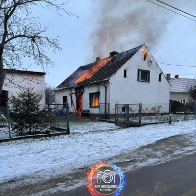 Kolejny pożar na Dolnym Śląsku. Płonie dom niedaleko Wrocławia [ZDJĘCIA] - 1