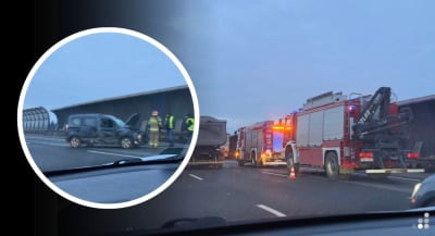 Duże utrudnienia na AOW. Zderzyły się dwa samochody osobowe i ciężar&oacute;wka