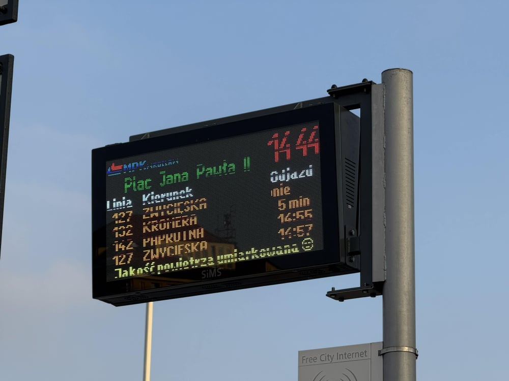 MPK Wrocław testuje nową tablicę. Pojawiła się w centrum miasta - Tablica przy placu Jana Pawła II we Wrocławiu.