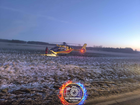 Czołowe zderzenie osobówki i ciężarówki w powiecie średzkim. Dwie osoby poszkodowane - 0