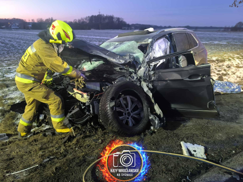 Czołowe zderzenie osobówki i ciężarówki w powiecie średzkim. Dwie osoby poszkodowane - 1