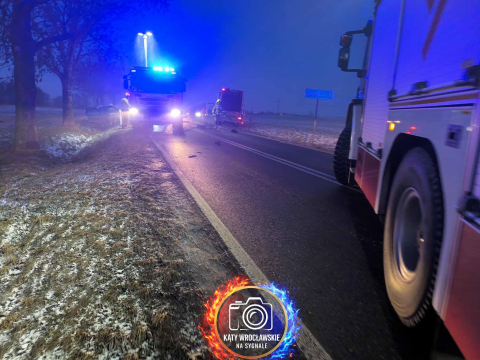 Czołowe zderzenie osobówki i ciężarówki w powiecie średzkim. Dwie osoby poszkodowane - 4