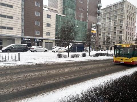 Śnieg sparaliżował dolnośląskie drogi. Tir w poprzek jezdni na A4, ogromne korki we Wrocławiu - 1