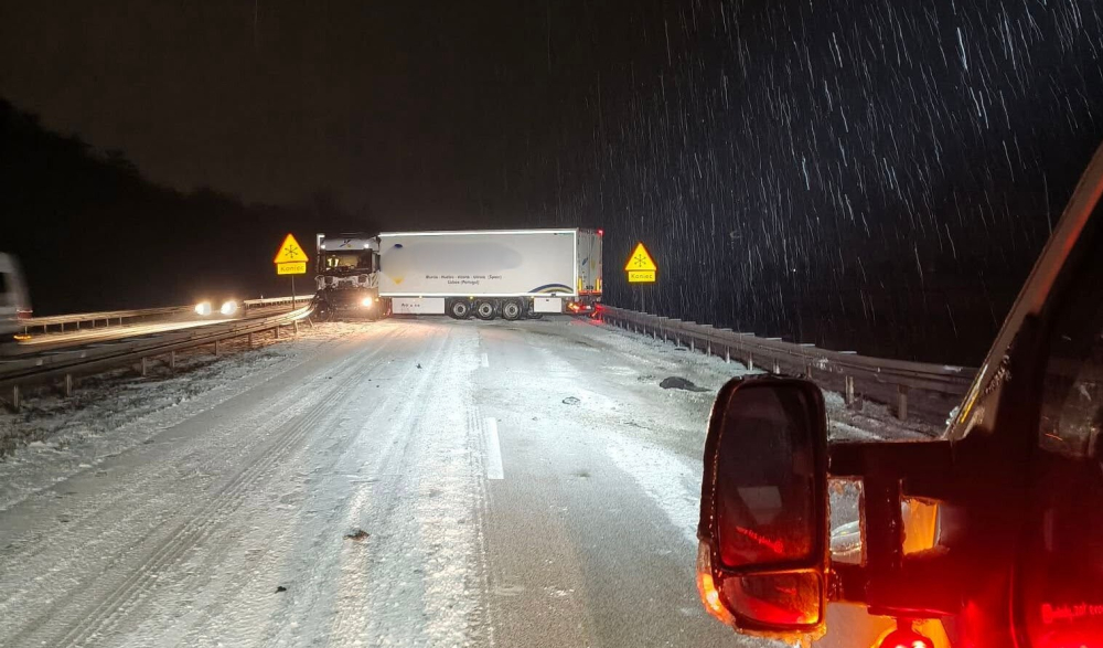 Śnieg sparaliżował drogi. Tir w poprzek jezdni na A4, ogromne korki we Wrocławiu