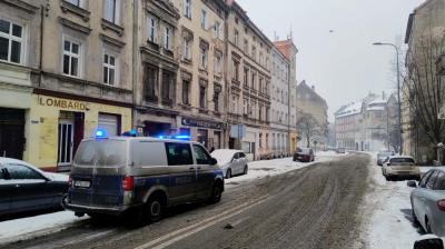 Dramat w Legnicy.  W mieszkaniu przy ul. Głogowskiej znaleziono zwłoki dw&oacute;ch mężczyzn