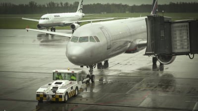Pasażerowie dw&oacute;ch samolot&oacute;w czekali na odlot przez 5 godzin! "Nie wypuszczono ich"