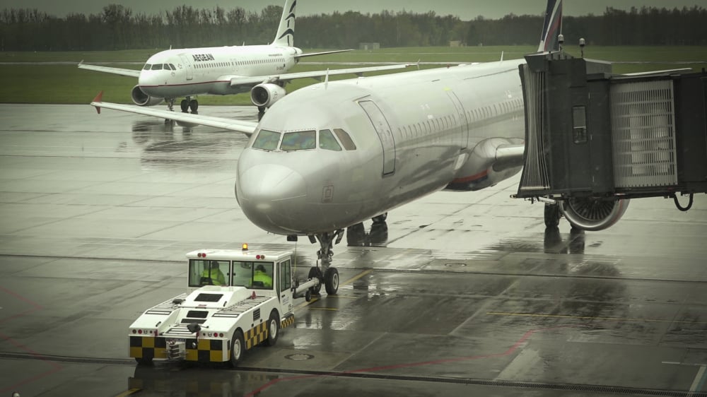 Wrocław: Pasażerowie dwóch samolotów czekali na odlot przez 5 godzin! "Nie wypuszczono ich" - Pasażerowie dwóch samolotów czekają od pięciu godzin na wylot z Wrocławia.