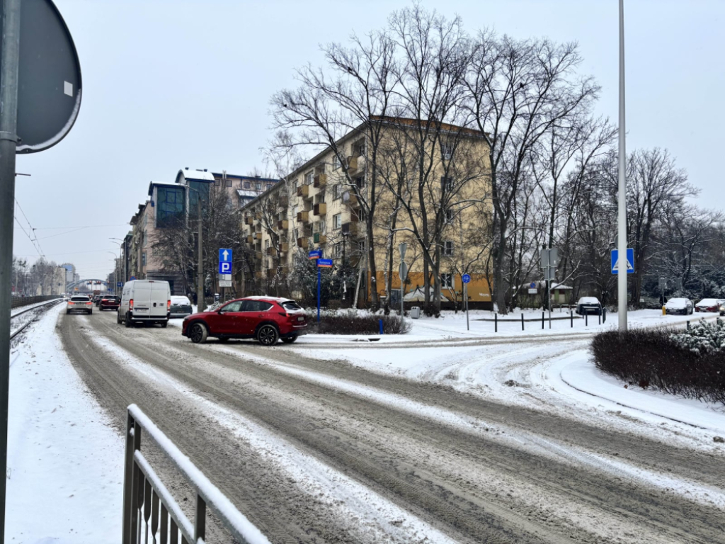 Prawie 600 ton soli, a efektów... nie widać? "2 godziny jechałem 13 kilometrów" - Tak wyglądała ulica Grabiszyńska we wtorkowy poranek.
