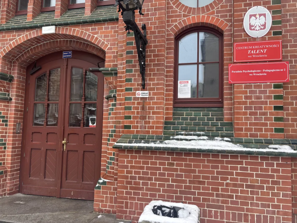 Ogromne kolejki do wrocławskiej poradni psychologicznej. "Tutaj było piekło gorejące i dzikie tłumy" - Według rodziców, zapisy do poradni psychologiczno-pedagogicznej nr.2 we Wrocławiu są prawdziwą szkołą przetrwania.