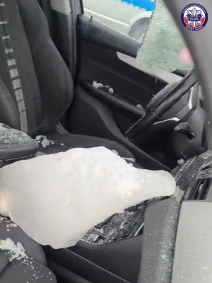 O włos od tragedii. Tafla lodu z dachu ciężarówki przebiła szybę BMW i raniła dwie osoby. Policja szuka kierowcy TIR-a - 0