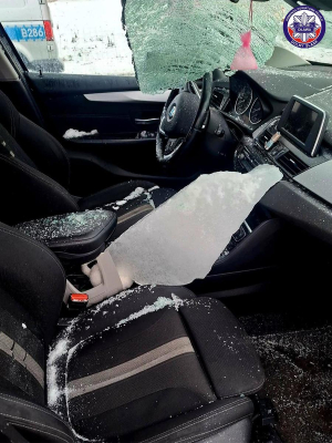 O włos od tragedii. Tafla lodu z dachu ciężarówki przebiła szybę BMW i raniła dwie osoby. Policja szuka kierowcy TIR-a - 1