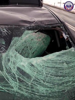 O włos od tragedii. Tafla lodu z dachu ciężarówki przebiła szybę BMW i raniła dwie osoby. Policja szuka kierowcy TIR-a - 2