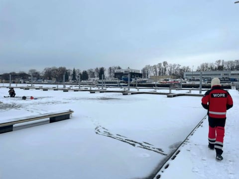 Rozbili namioty na... zamarzniętej Odrze. Nieodpowiedzialne zachowanie wędkarzy [ZDJĘCIA] - 2