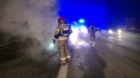 Pożar busa na autostradzie A4, pojazd doszczętnie spłonął. W akcji cztery zastępy straży - 0