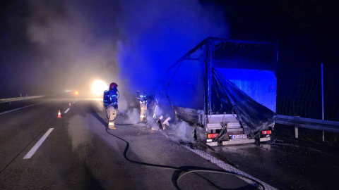 Pożar busa na autostradzie A4, pojazd doszczętnie spłonął. W akcji cztery zastępy straży - 1