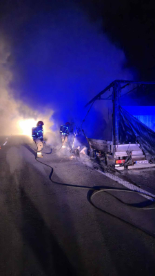 Pożar busa na autostradzie A4, pojazd doszczętnie spłonął. W akcji cztery zastępy straży - 2