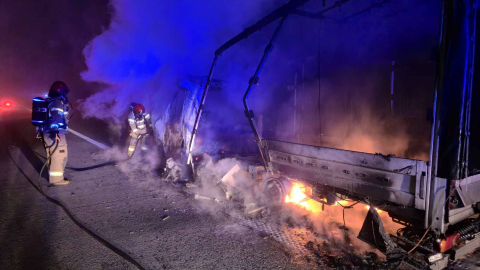 Pożar busa na autostradzie A4, pojazd doszczętnie spłonął. W akcji cztery zastępy straży - 3