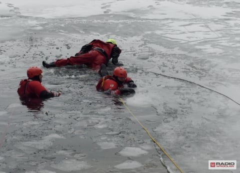 "Minuta, dwie i ciało jest wychłodzone". Dolnośląscy strażacy ćwiczą ratowanie ludzi spod lodu [ZDJĘCIA] - 10