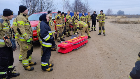 "Minuta, dwie i ciało jest wychłodzone". Dolnośląscy strażacy ćwiczą ratowanie ludzi spod lodu [ZDJĘCIA] - 0