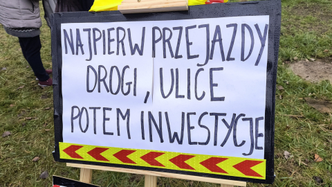 Wypadki, korki i... bierność miasta. Wrocławianie chcą przebudowy niebezpiecznego przejazdu kolejowego - 1