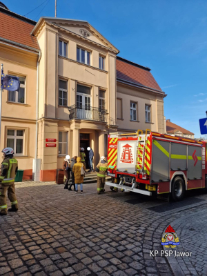 Ewakuacja Urzędu Miejskiego w Bolkowie. Do strażaków wpłynęło niepokojące zgłoszenie - 1