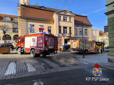 Ewakuacja Urzędu Miejskiego w Bolkowie. Do strażak&oacute;w wpłynęło niepokojące zgłoszenie