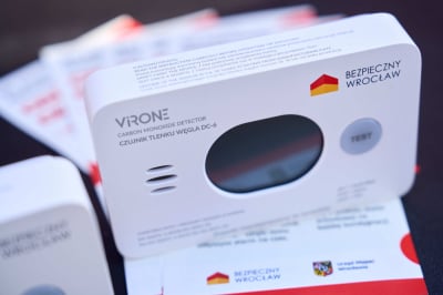 "Mała rzecz, ale ratuje życie". 700 czujek tlenku węgla dla Wrocławian - kto i gdzie może je odebrać?