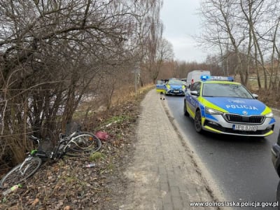 Pijany kierowca potrącił rowerzystkę. Chwilę wcześniej wi&oacute;zł dziecko do szkoły