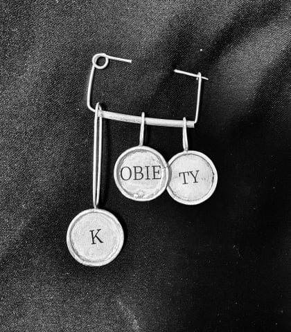 Kiedy biżuteria staje się historią. Prace Dominiki Kuźniar w Muzeum Teatru