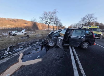Wypadek na DK5. W Radomierzu doszło do zderzenia dw&oacute;ch samochod&oacute;w