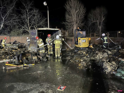 Wybuch podczas gaszenia pożaru w Bielawie. Jeden ze strażak&oacute;w trafił do szpitala
